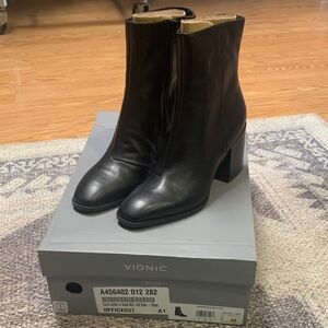 Vionic Black Heeled Ankle Boots Harper leather zipper QVC 7 nwt